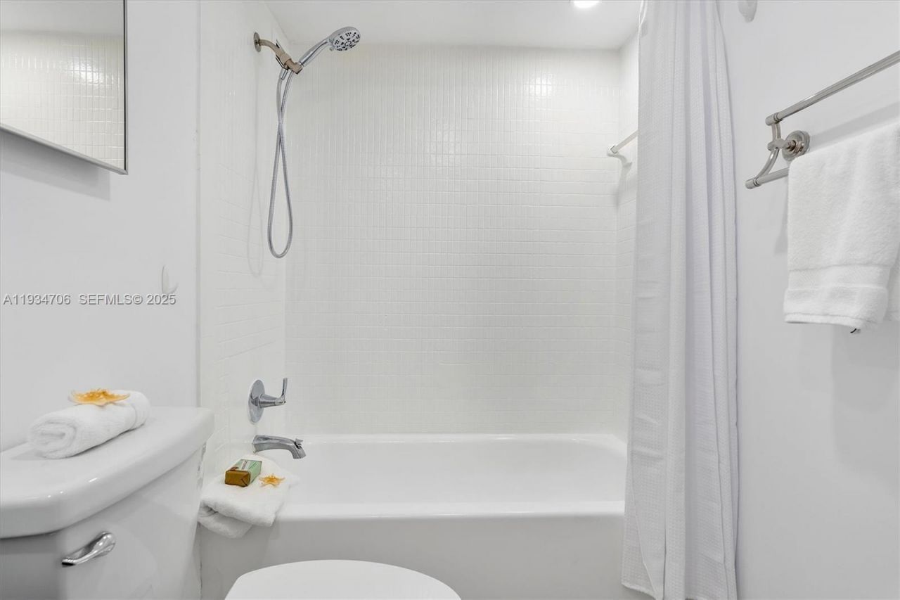 1000 Parkview Dr, Unit 316, Hallandale Beach, FL 33009 Photo