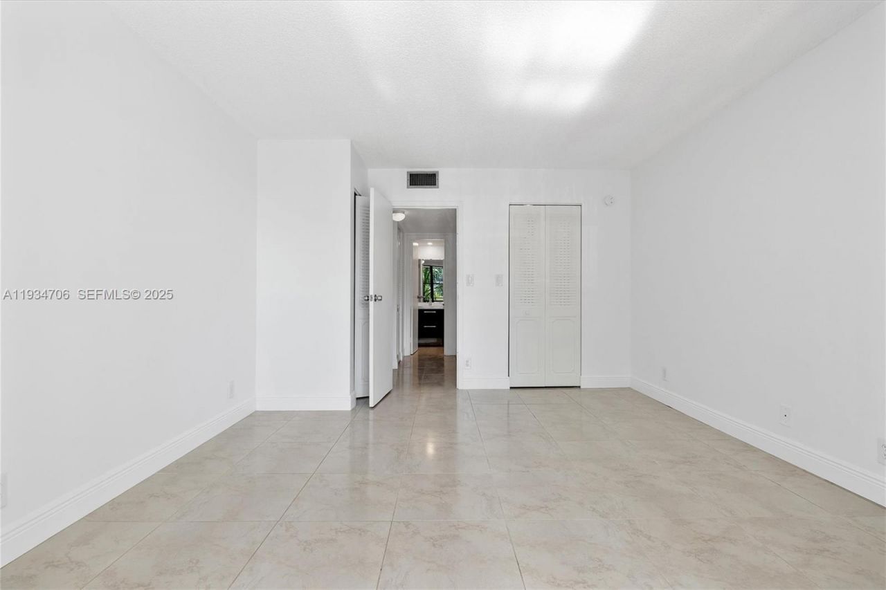 1000 Parkview Dr, Unit 316, Hallandale Beach, FL 33009 Photo