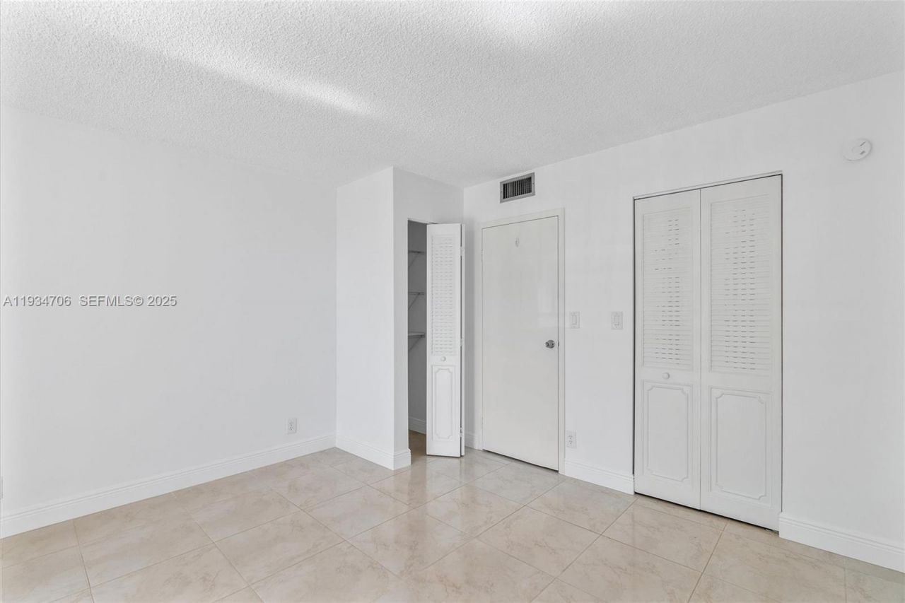 1000 Parkview Dr, Unit 316, Hallandale Beach, FL 33009 Photo