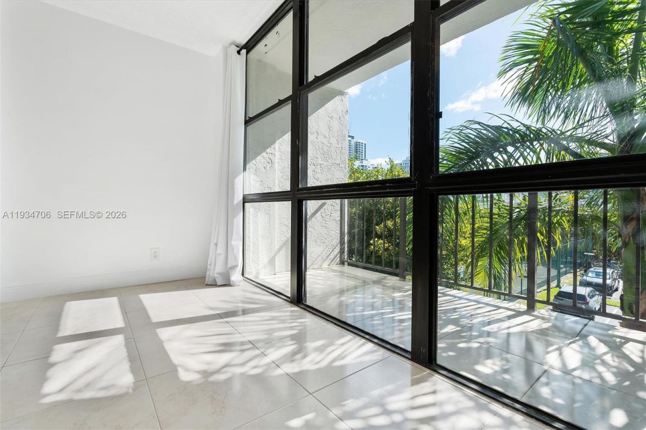 1000 Parkview Dr, Unit 316, Hallandale Beach, FL 33009 Photo
