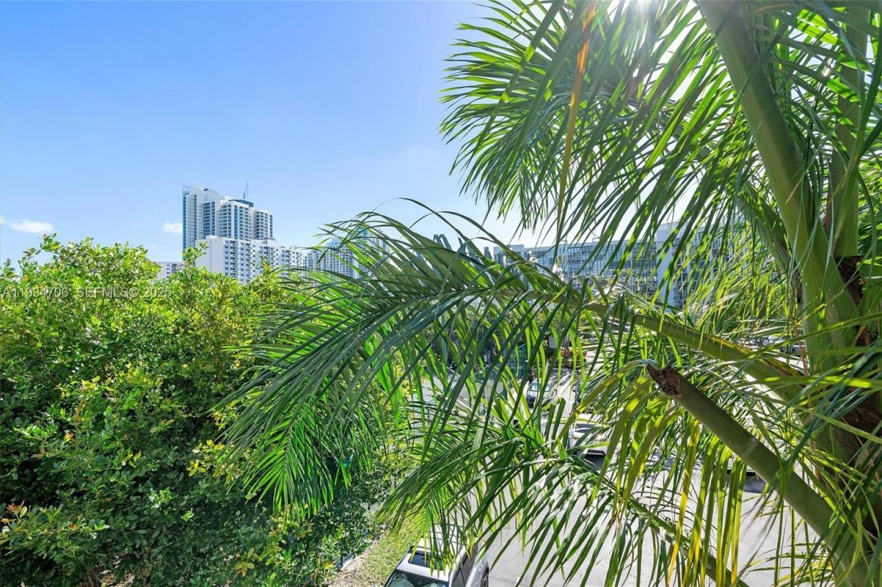 1000 Parkview Dr, Unit 316, Hallandale Beach, FL 33009 Photo