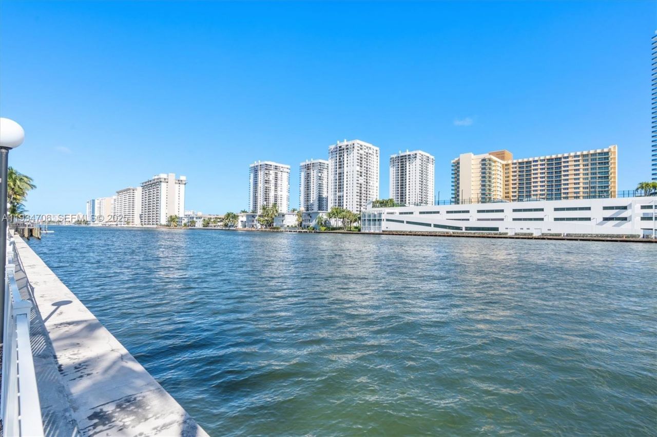 1000 Parkview Dr, Unit 316, Hallandale Beach, FL 33009 Photo