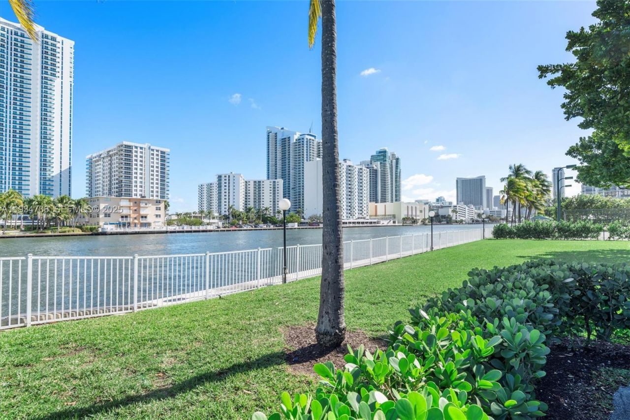 1000 Parkview Dr, Unit 316, Hallandale Beach, FL 33009 Photo