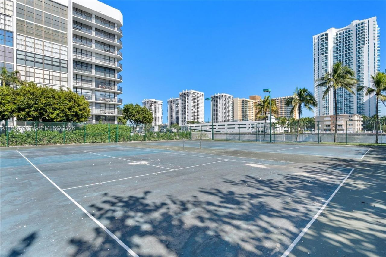 1000 Parkview Dr, Unit 316, Hallandale Beach, FL 33009 Photo
