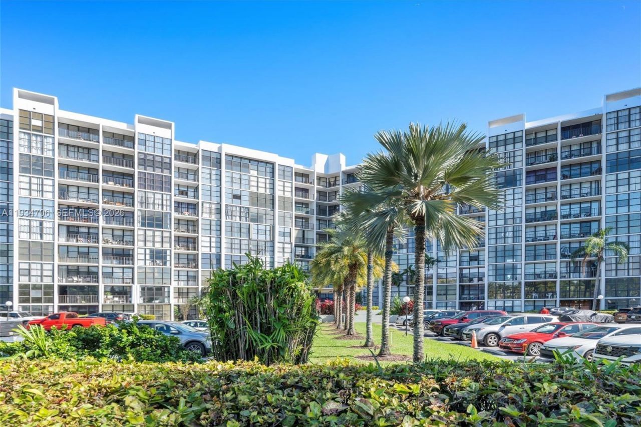 1000 Parkview Dr, Unit 316, Hallandale Beach, FL 33009 Photo