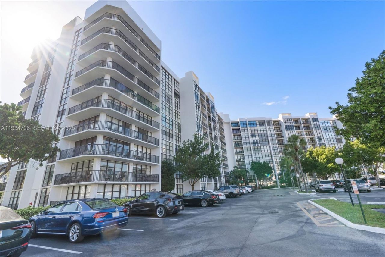 1000 Parkview Dr, Unit 316, Hallandale Beach, FL 33009 Photo