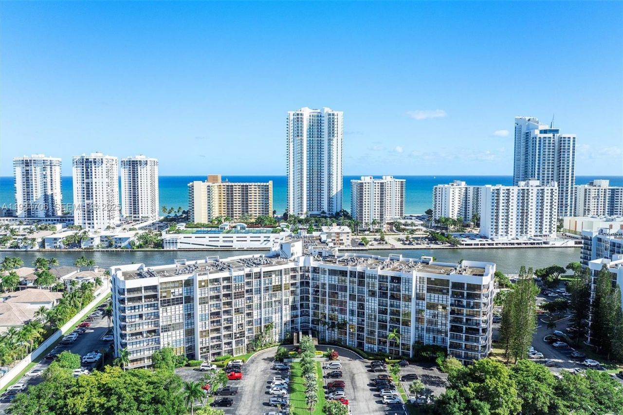 1000 Parkview Dr, Unit 316, Hallandale Beach, FL 33009 Photo