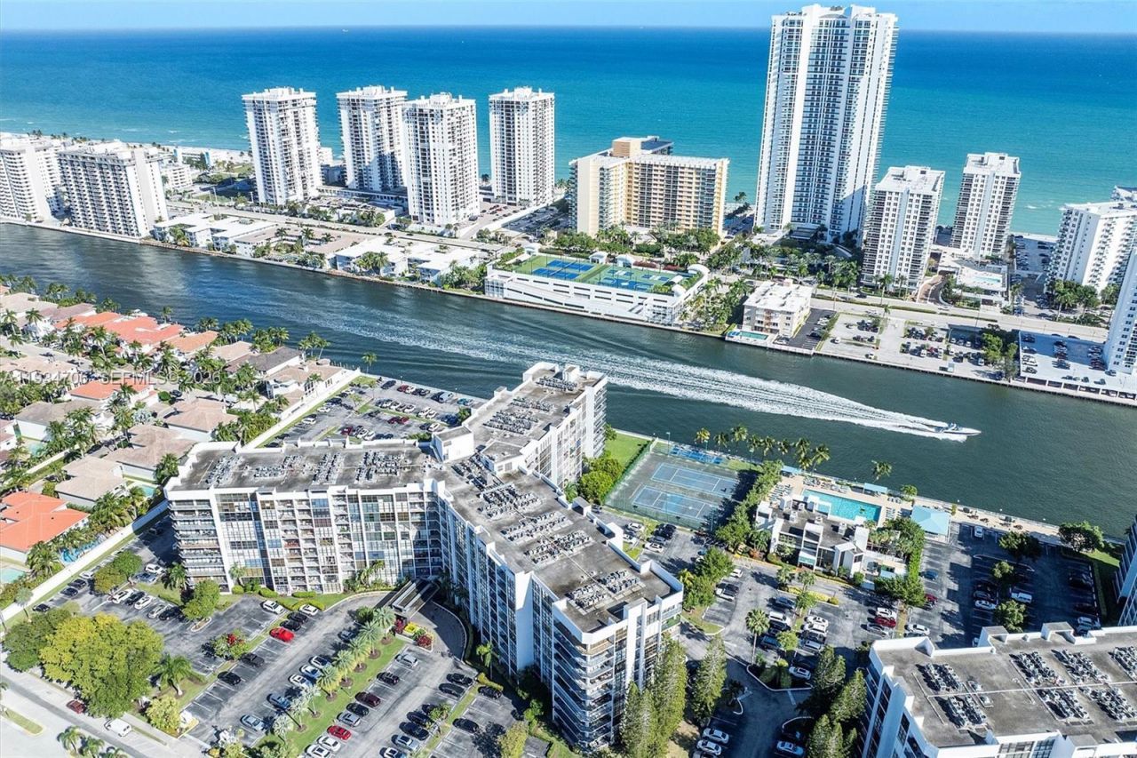 1000 Parkview Dr, Unit 316, Hallandale Beach, FL 33009 Photo