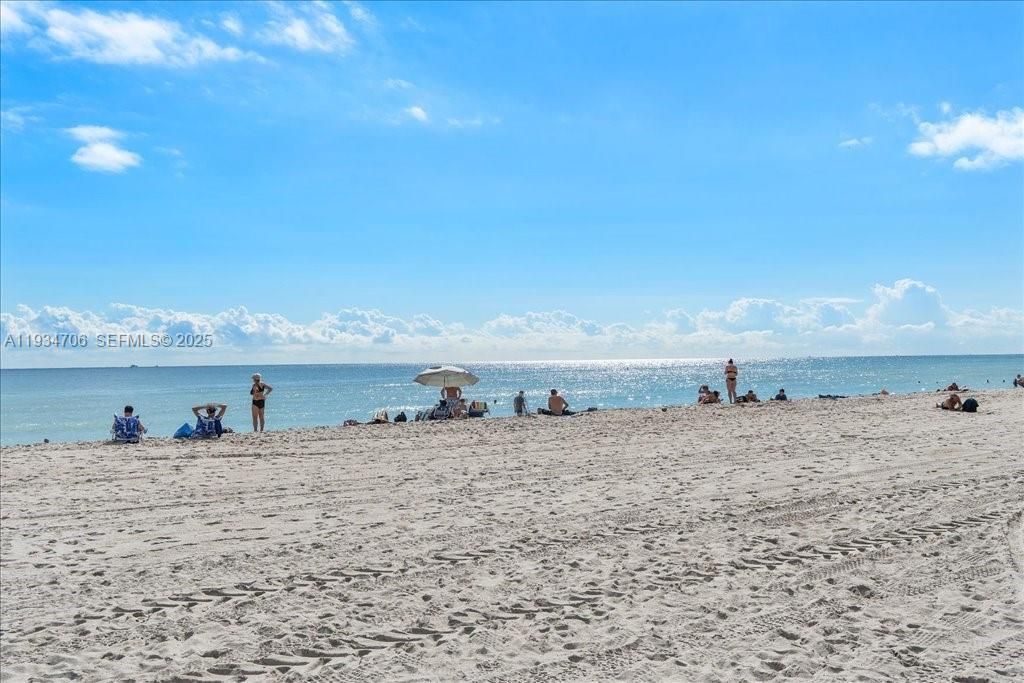 1000 Parkview Dr, Unit 316, Hallandale Beach, FL 33009 Photo