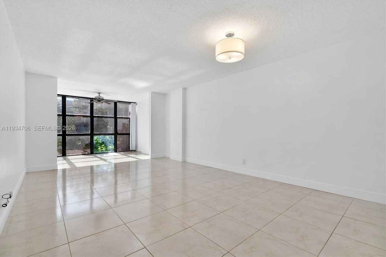 1000 Parkview Dr, Unit 316, Hallandale Beach, FL 33009 Photo