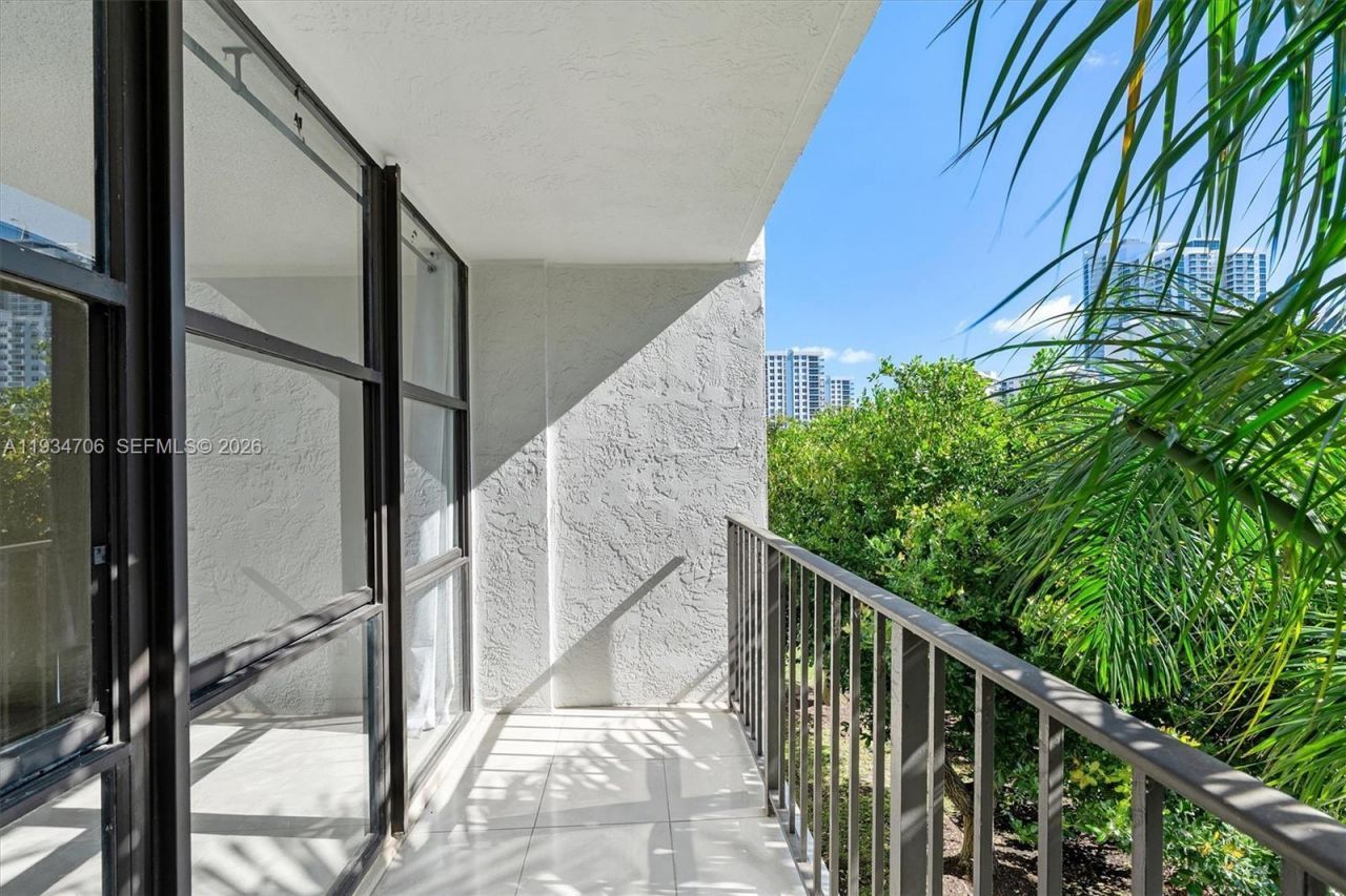 1000 Parkview Dr, Unit 316, Hallandale Beach, FL 33009 Photo