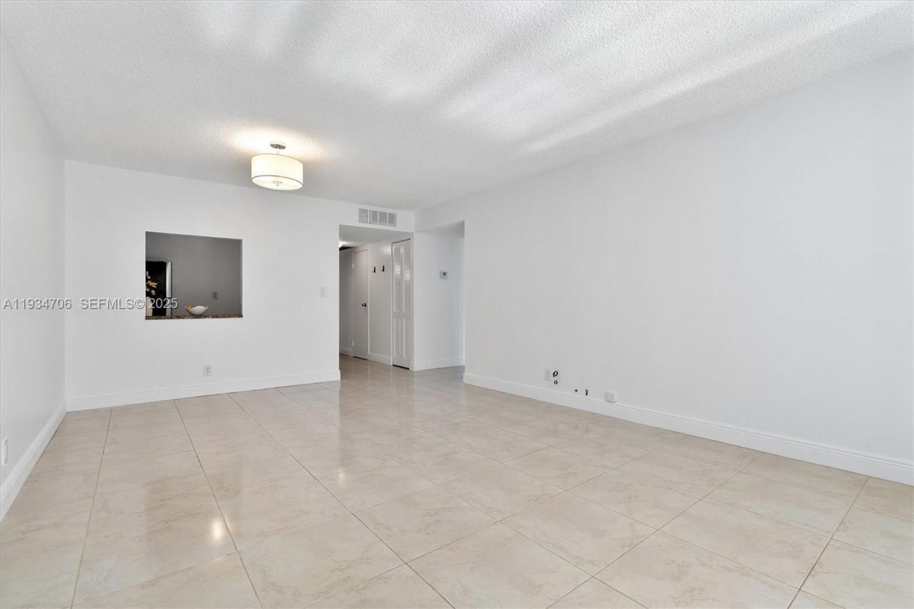 1000 Parkview Dr, Unit 316, Hallandale Beach, FL 33009 Photo