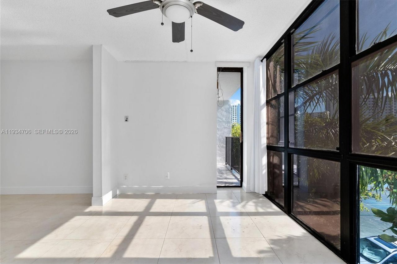 1000 Parkview Dr, Unit 316, Hallandale Beach, FL 33009 Photo