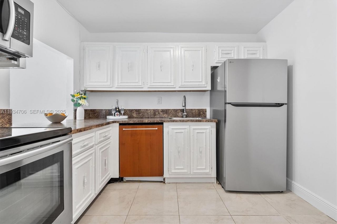 1000 Parkview Dr, Unit 316, Hallandale Beach, FL 33009 Photo