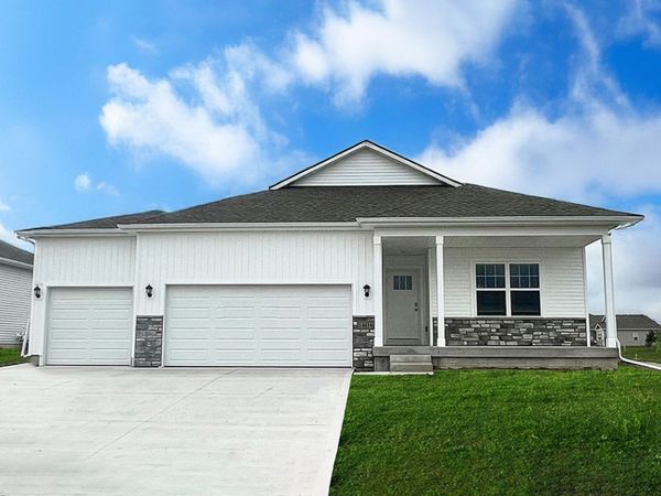 2873 Grassland Court, Hiawatha, IA 52233