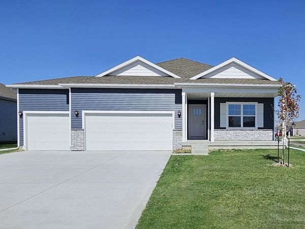 2875 Grassland Court, Hiawatha, IA 52233