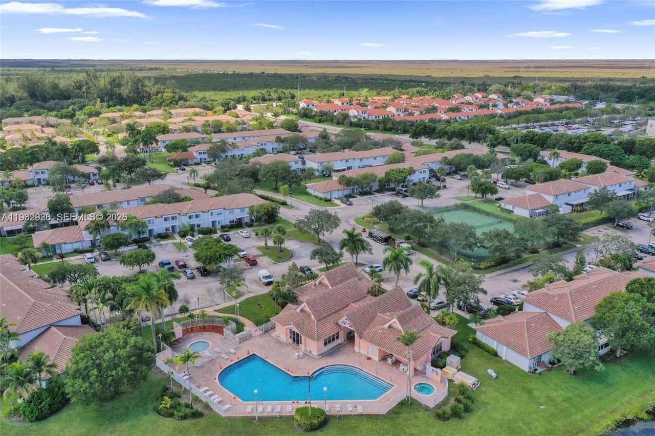 752 NW 208th Ter, Pembroke Pines, FL 33029 Photo