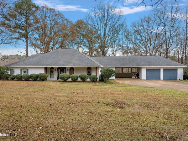 561 N Springlake Circle, Terry, MS 39170