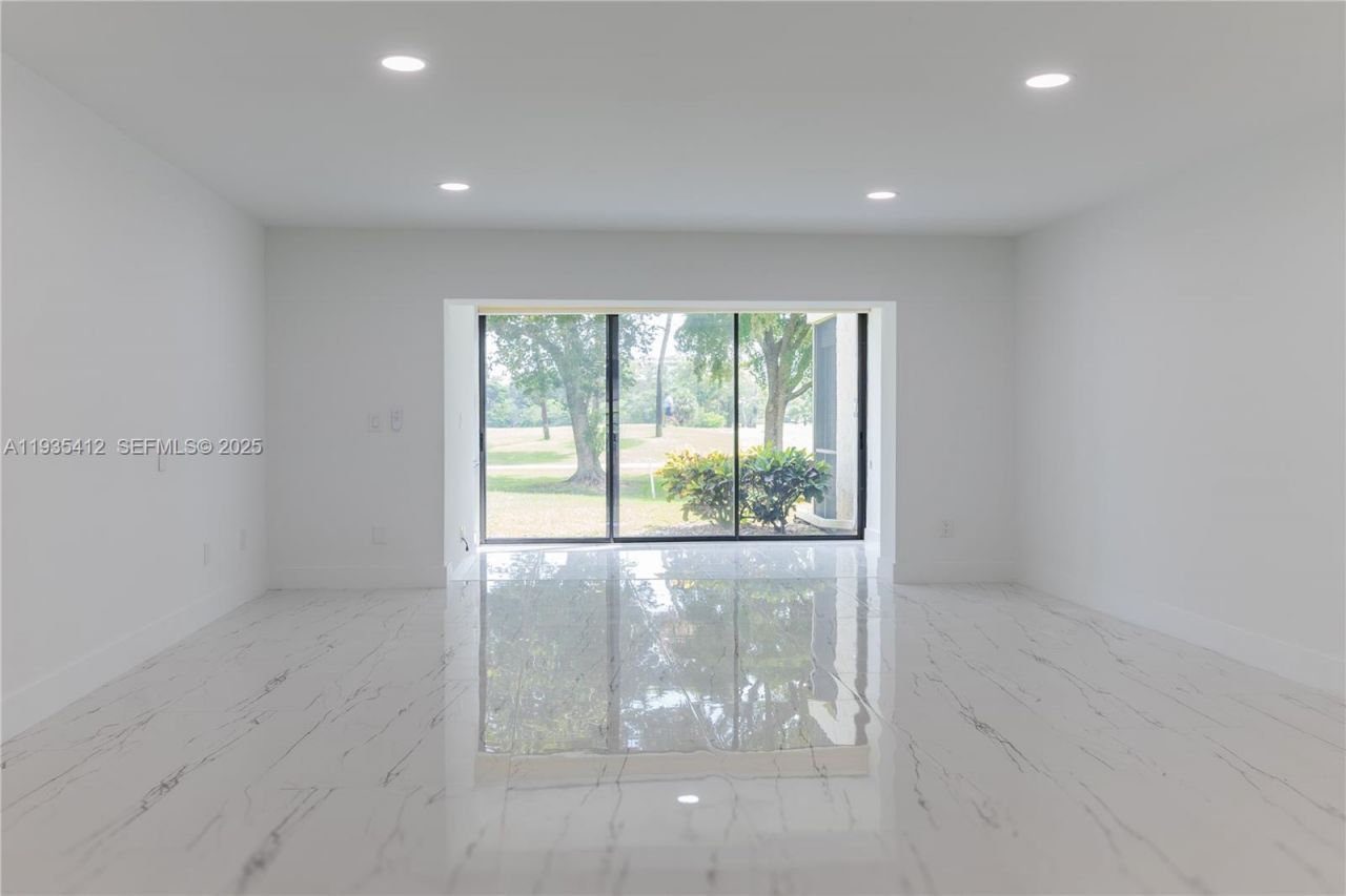 8435 Casa Del Lago, Unit 22-C, Boca Raton, FL 33433 Photo