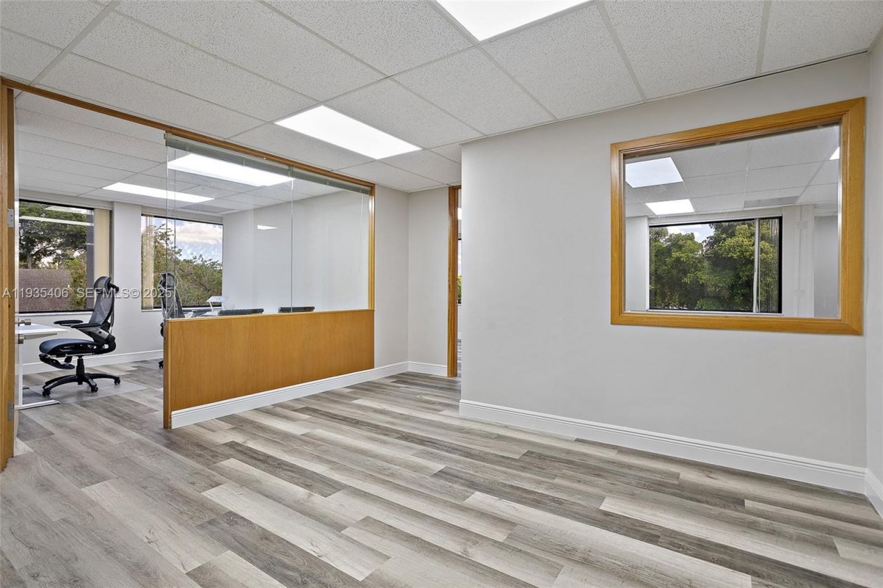 7501 W Oakland Park Blvd , Lauderhill, FL 33319 Photo