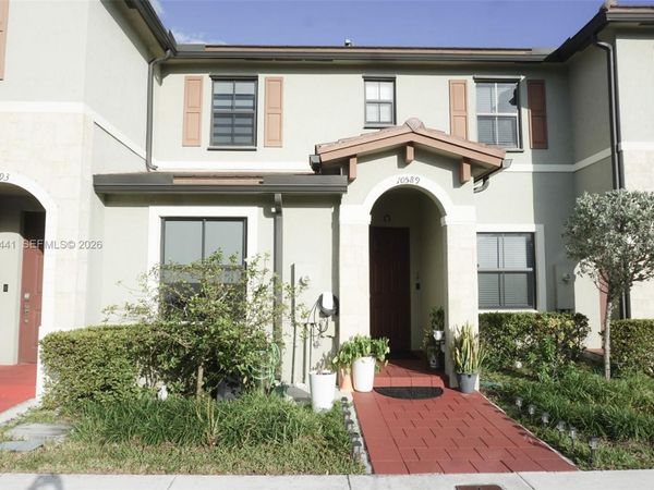 10589 W 32nd Ln, Hialeah Gardens, FL 33018