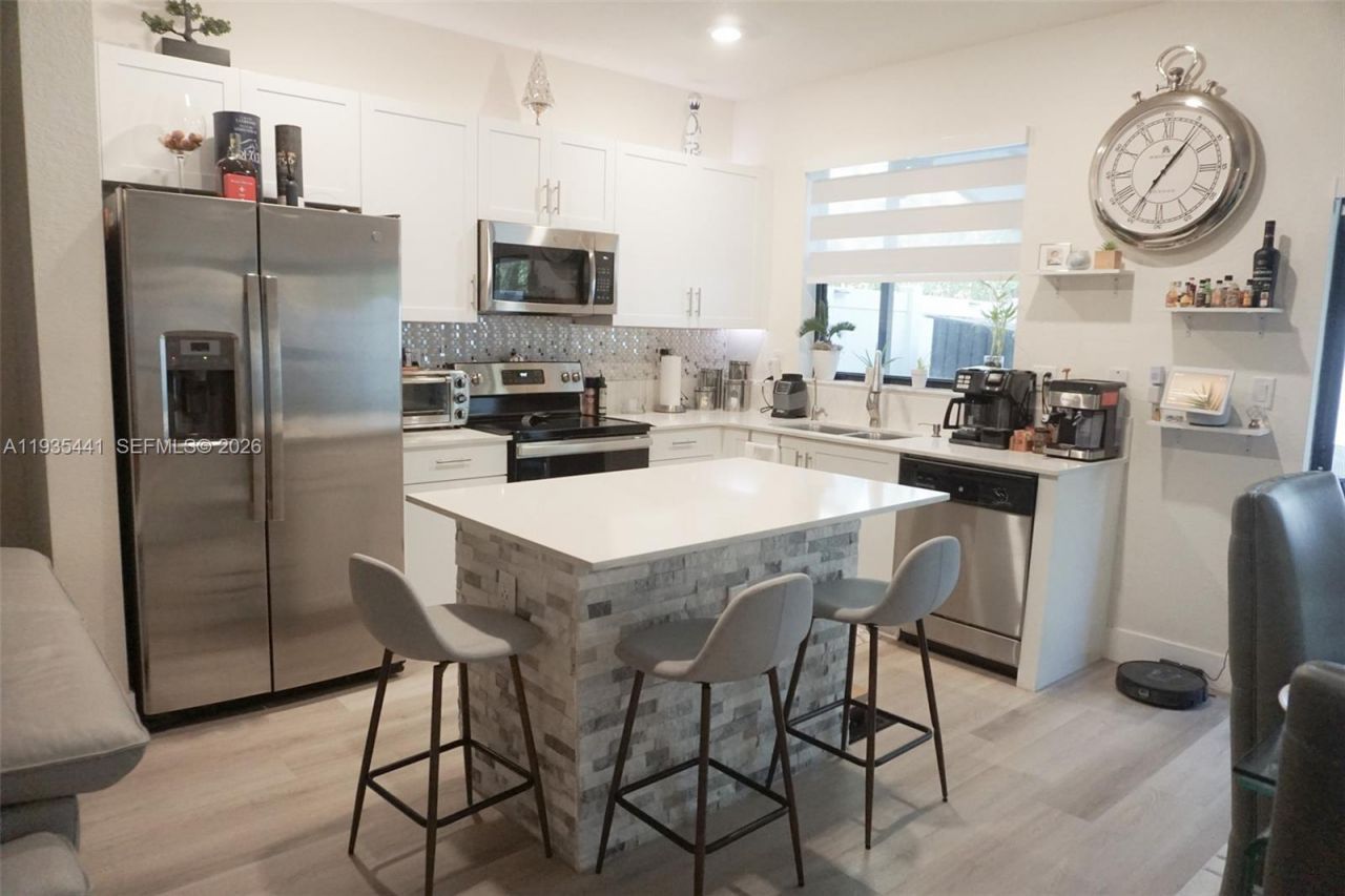 10589 W 32nd Ln, Hialeah Gardens, FL 33018 Photo