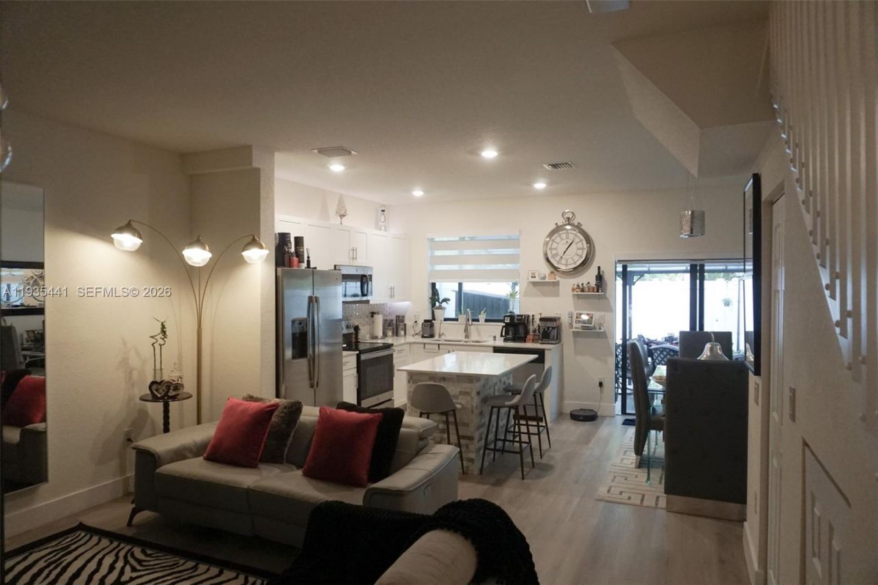 10589 W 32nd Ln, Hialeah Gardens, FL 33018 Photo