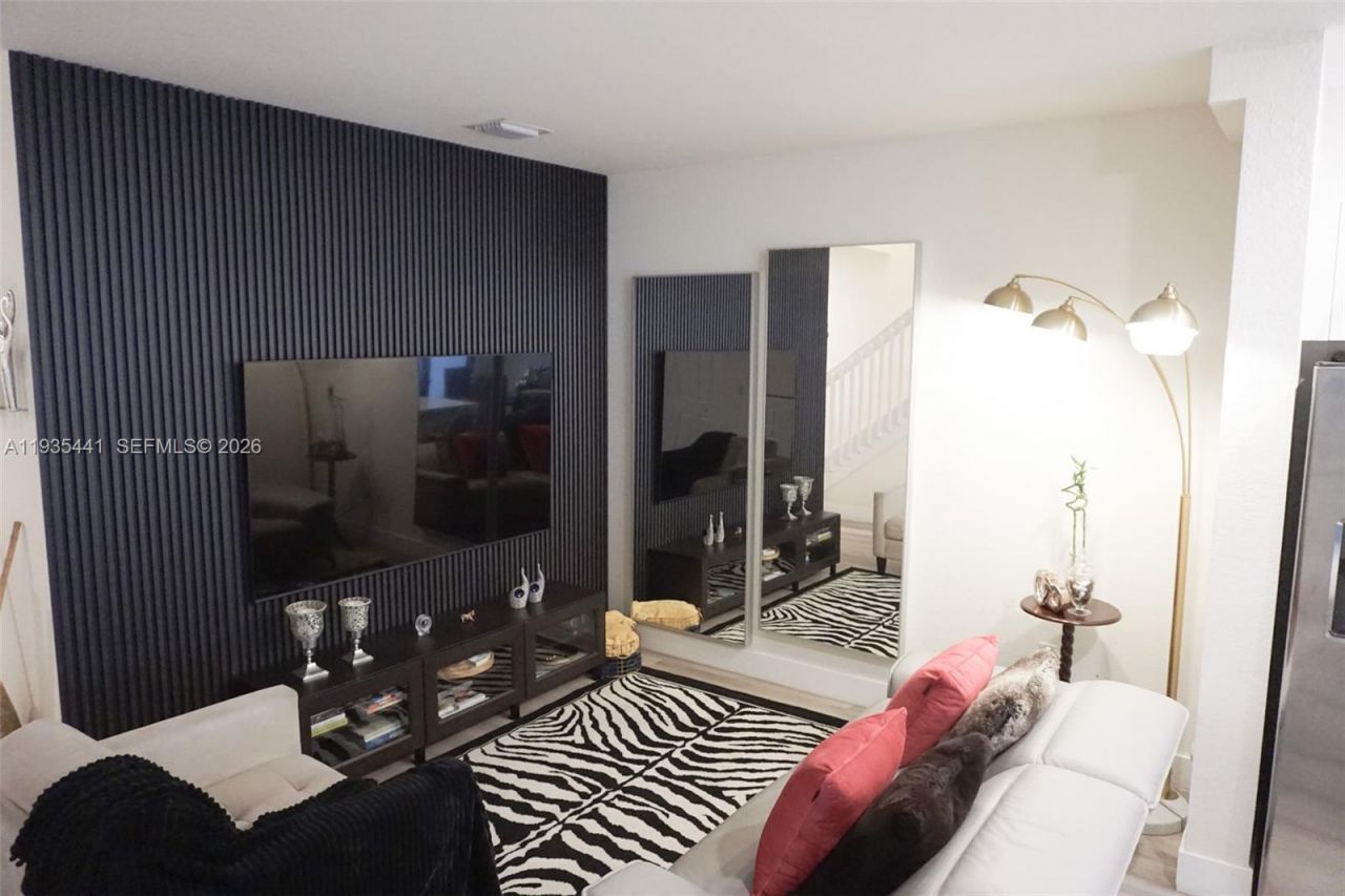 10589 W 32nd Ln, Hialeah Gardens, FL 33018 Photo