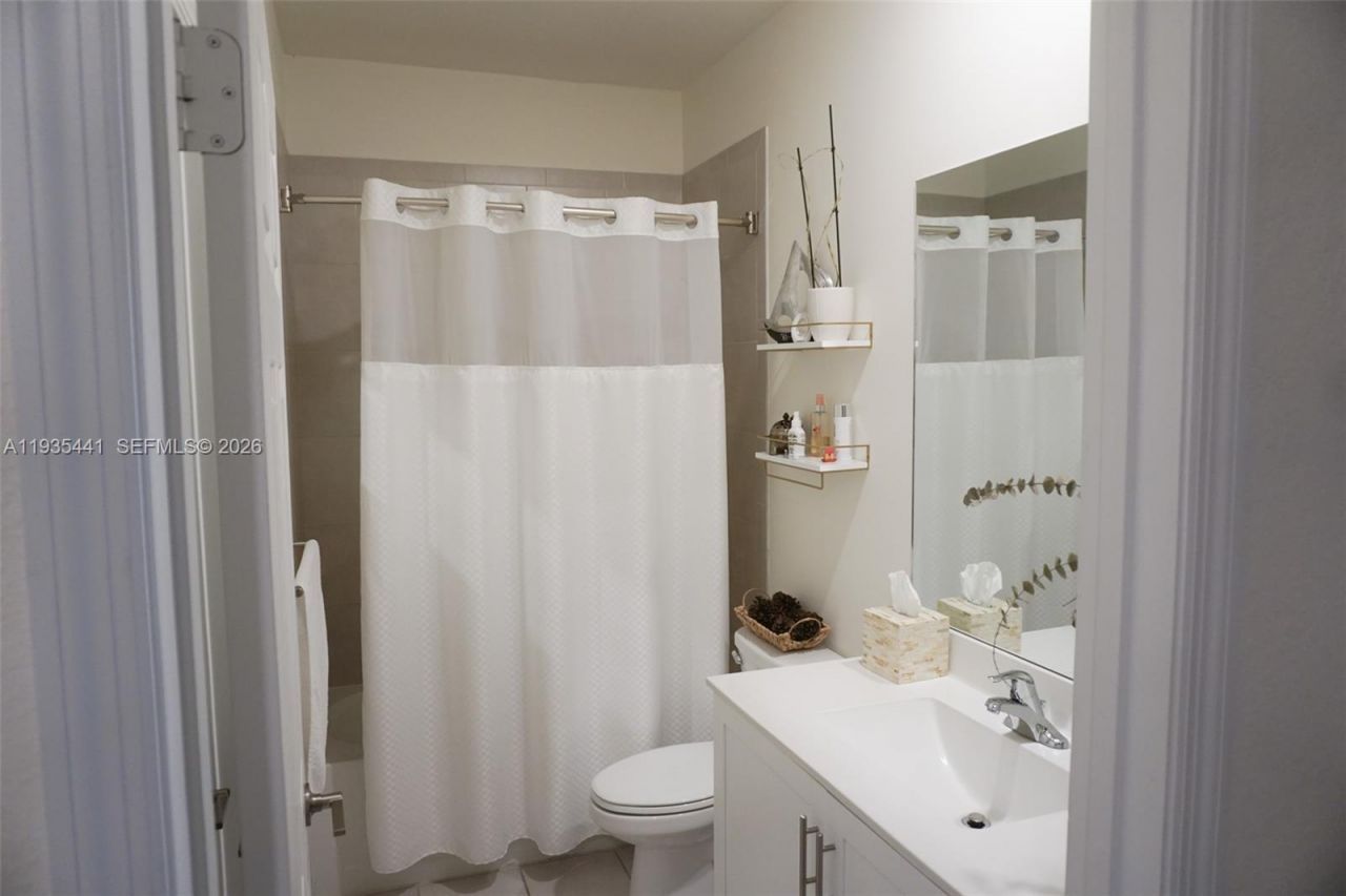 10589 W 32nd Ln, Hialeah Gardens, FL 33018 Photo