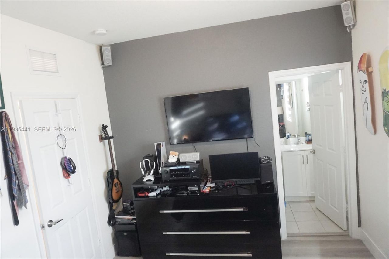 10589 W 32nd Ln, Hialeah Gardens, FL 33018 Photo