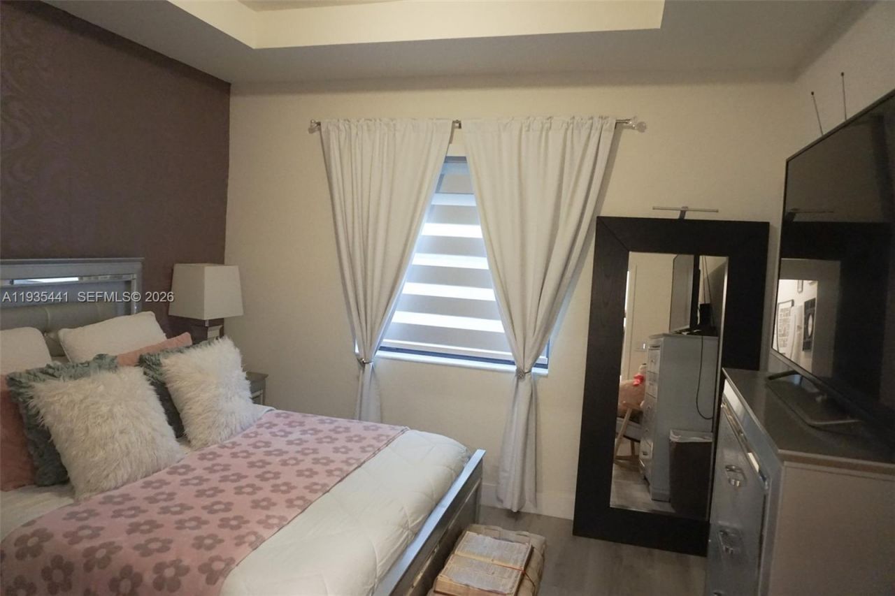 10589 W 32nd Ln, Hialeah Gardens, FL 33018 Photo