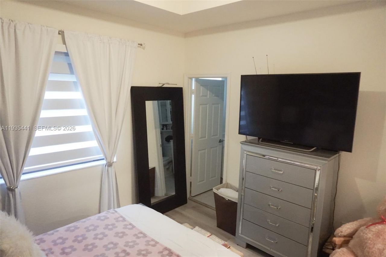 10589 W 32nd Ln, Hialeah Gardens, FL 33018 Photo