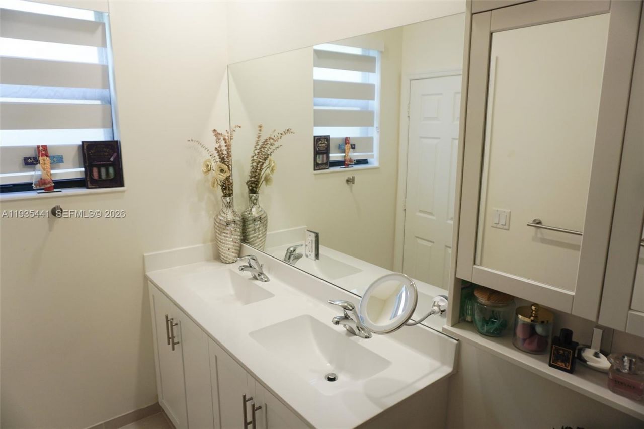 10589 W 32nd Ln, Hialeah Gardens, FL 33018 Photo