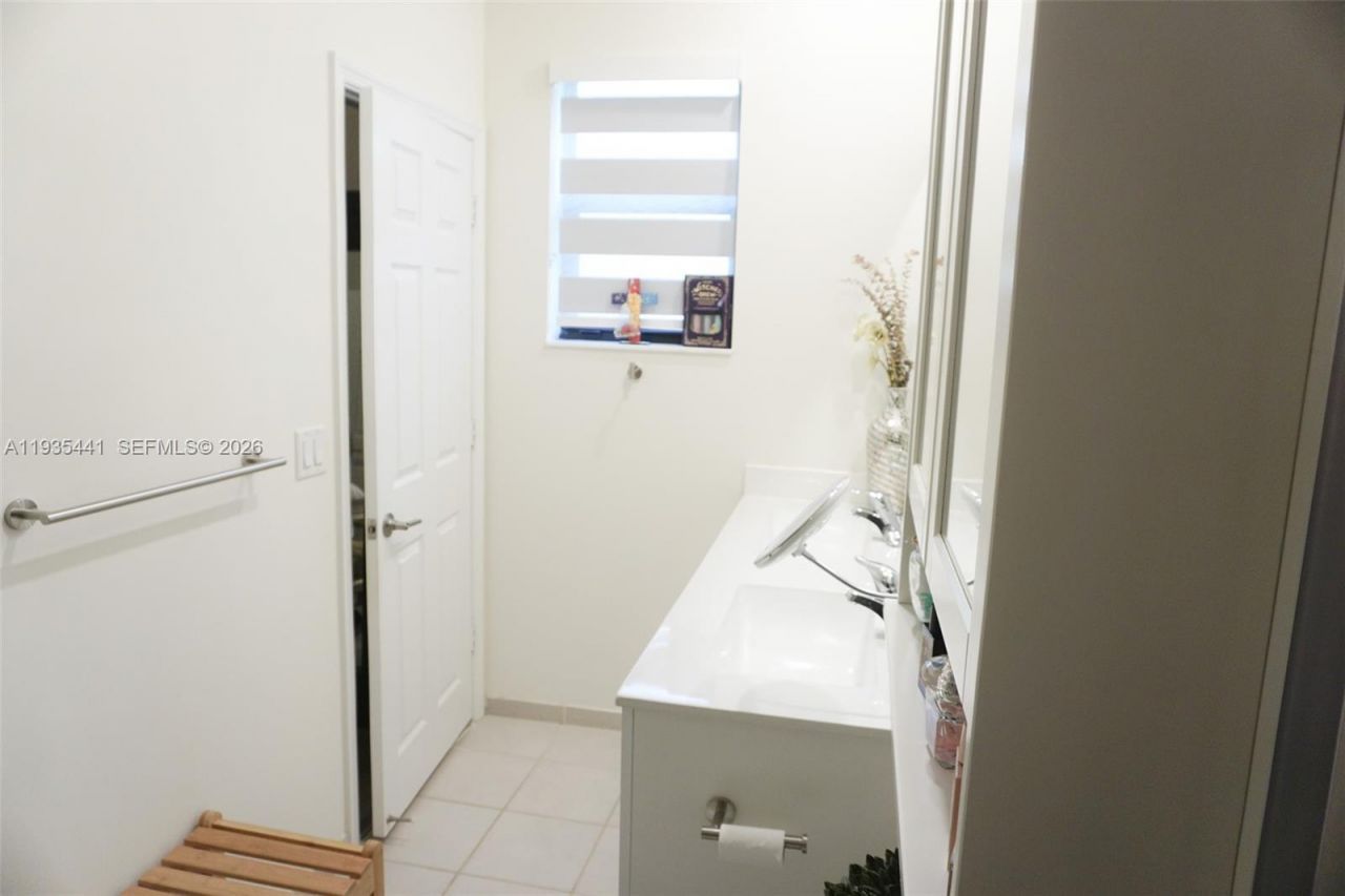 10589 W 32nd Ln, Hialeah Gardens, FL 33018 Photo