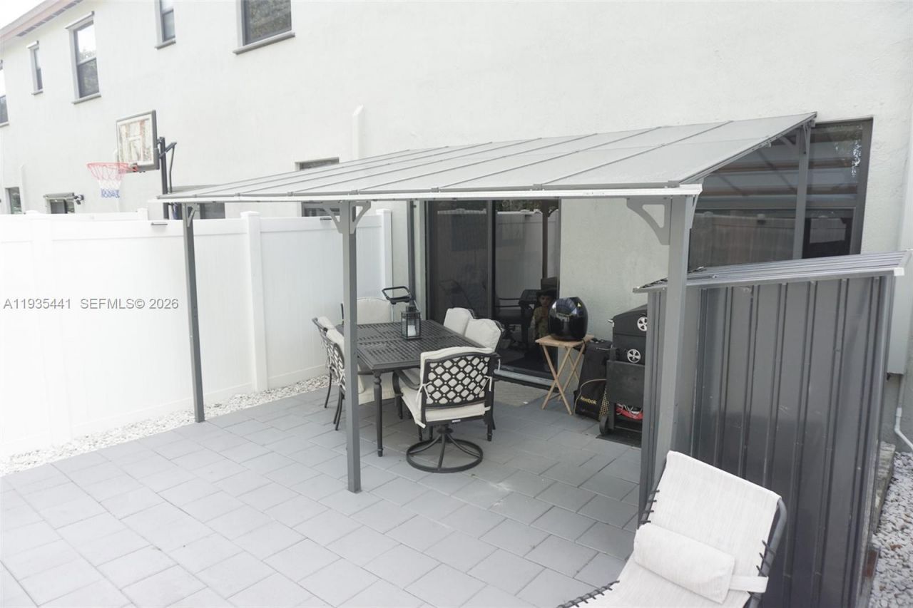 10589 W 32nd Ln, Hialeah Gardens, FL 33018 Photo