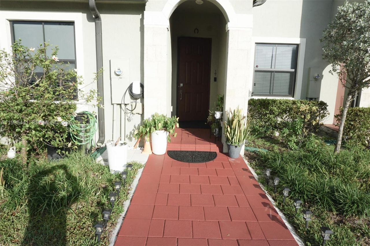 10589 W 32nd Ln, Hialeah Gardens, FL 33018 Photo