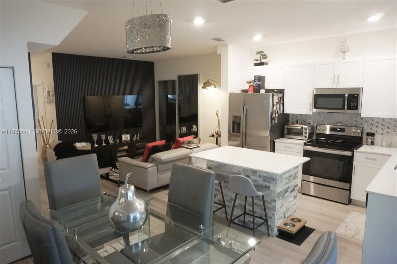 10589 W 32nd Ln, Hialeah Gardens, FL 33018 Photo