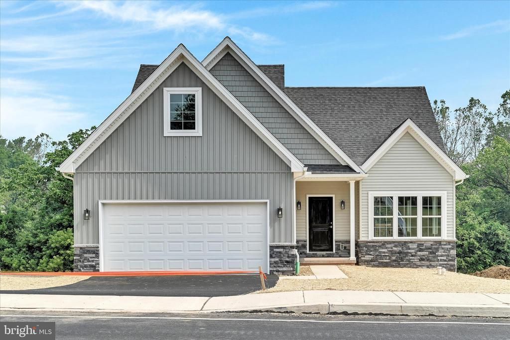 227 Pilgrim Drive, Lancaster, PA 17603 Main Photo