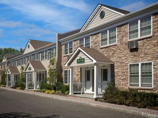 184 Hallock Road, Unit 6A2, Lake Grove, NY 11755