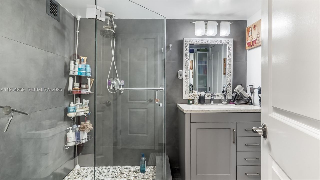 2029 N Ocean Blvd , Unit 404, Fort Lauderdale, FL 33305 Photo