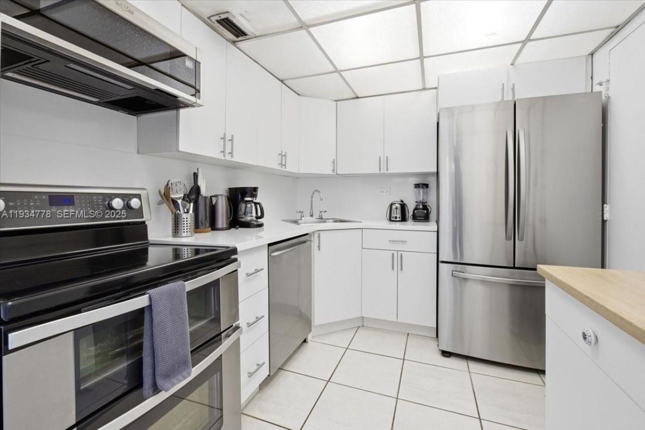 5601 Collins Ave , Unit 915, Miami Beach, FL 33140 Photo