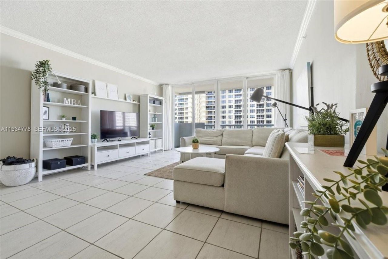 5601 Collins Ave , Unit 915, Miami Beach, FL 33140 Photo