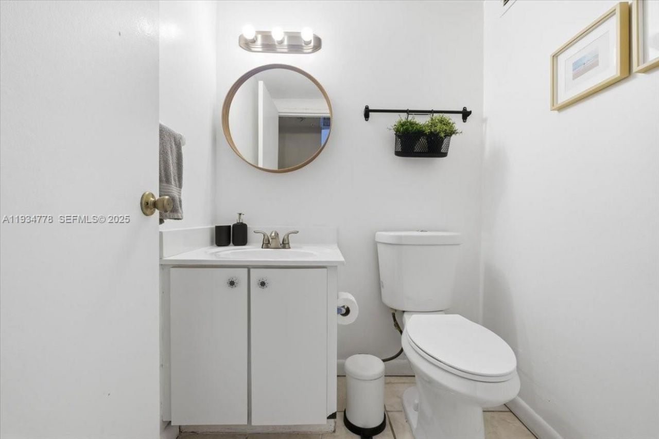 5601 Collins Ave , Unit 915, Miami Beach, FL 33140 Photo