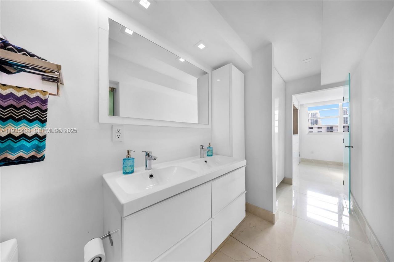 465 Ocean Dr , Unit 1008, Miami Beach, FL 33139 Photo