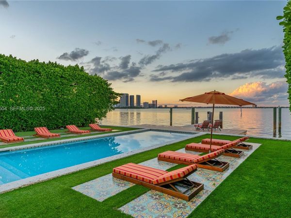 1277 N Venetian Way , Miami, FL 33139