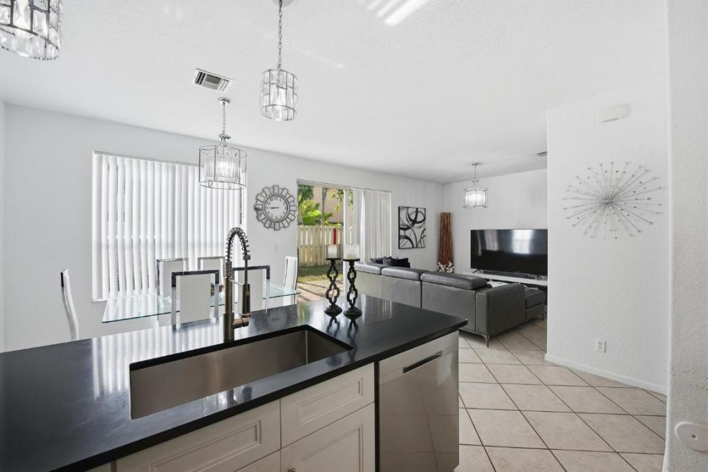 4162 Winnipeg Way, West Palm Beach, FL 33409 Photo