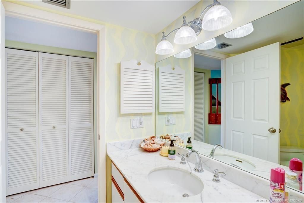 233 NE Edgewater Drive, Unit 204, Stuart, FL 34996 Photo