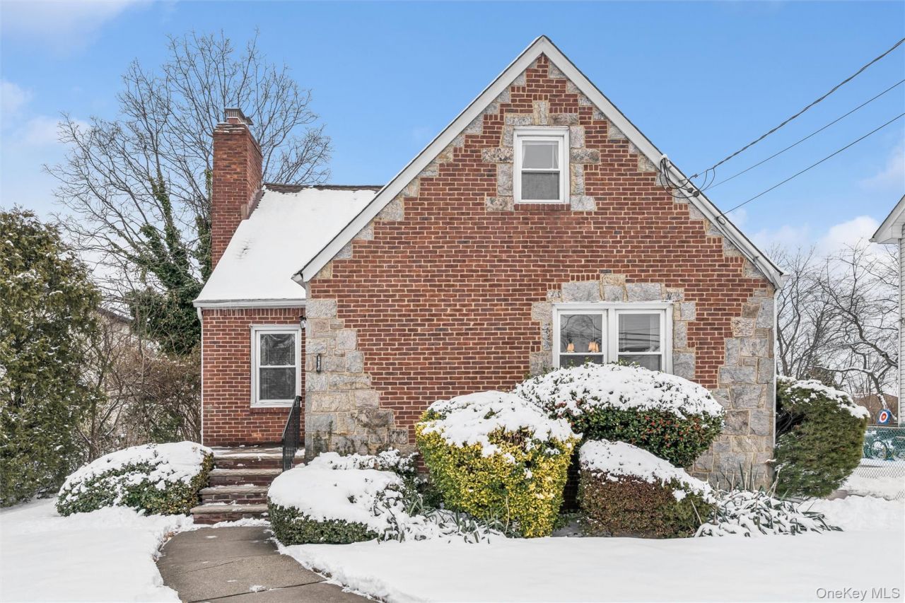 114 Lexington Avenue, Franklin Square, NY 11010 Main Photo