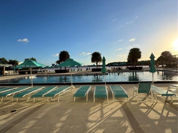 300 Bayview Dr, Unit 509, Sunny Isles Beach, FL 33160