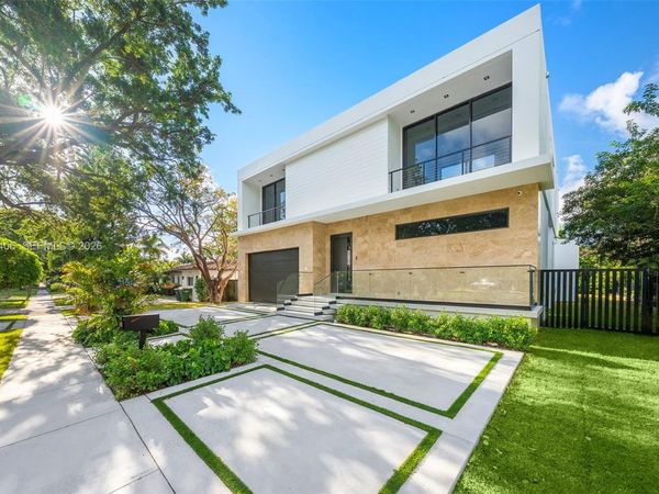 2096 Alamanda Dr, North Miami, FL 33181